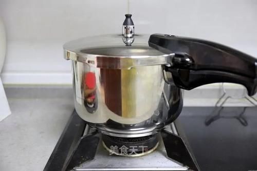 红烧牛肉面：面条筋道，汤香肉嫩，自己在家做超实惠