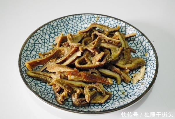 加适量|秋天这肉再贵也要买,和尖椒是绝配,简单1炒,一盘不够吃