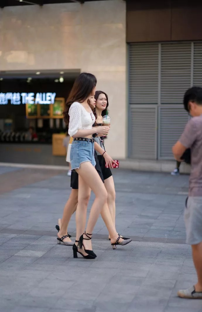 搭配|街拍:想要穿出优雅有气质的搭配,那么你一定要穿上一双高跟鞋