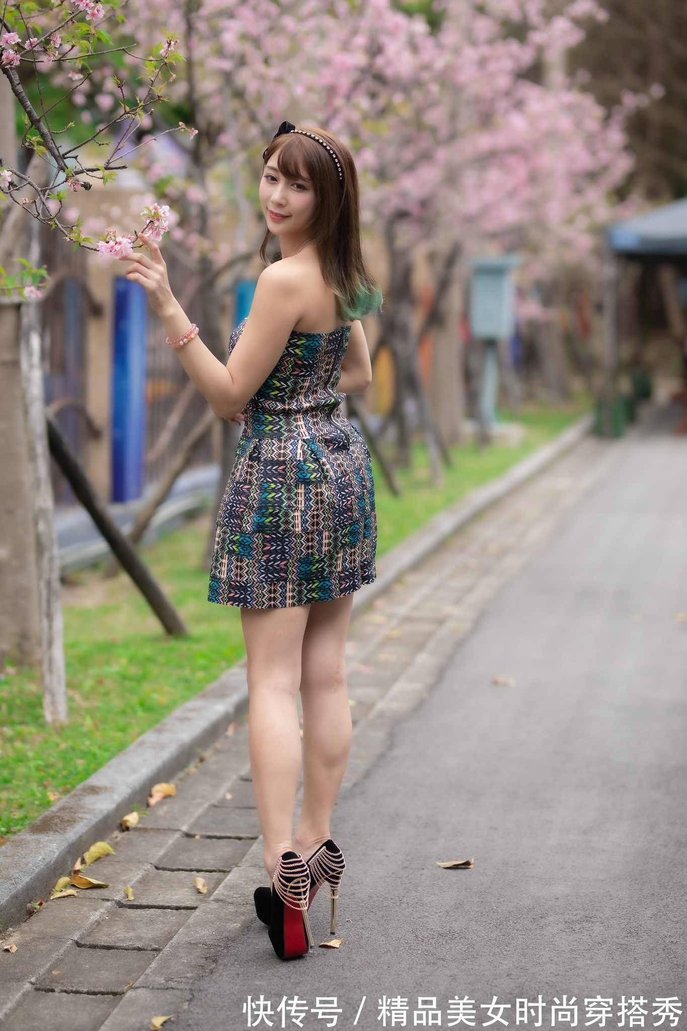 连衣裙 时尚又具有复古美的抹胸连衣裙,搭配一双细跟高跟鞋,吸睛时尚