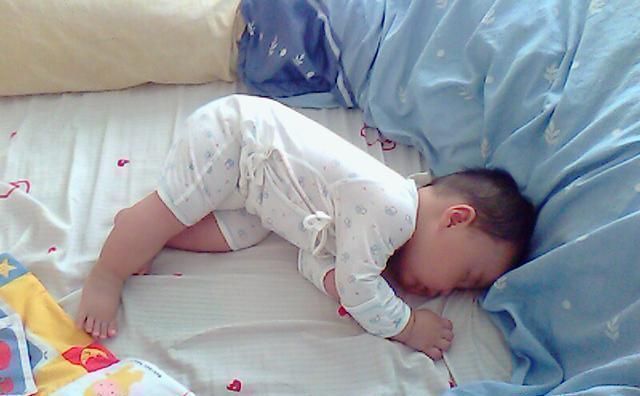 围栏|爸爸一觉醒来发现“娃丢了”,找了一圈,看到孩子后顿时感到后怕