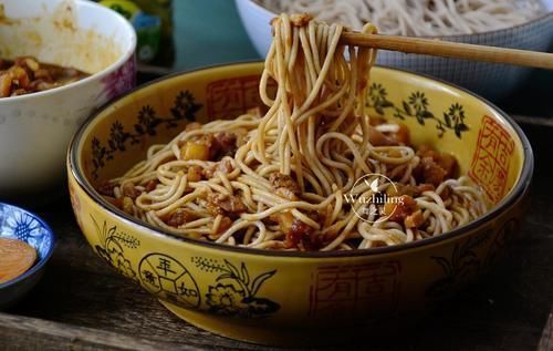 番茄|天热,面条就得这样吃,切个番茄简单一拌,比炸酱面吃得还香