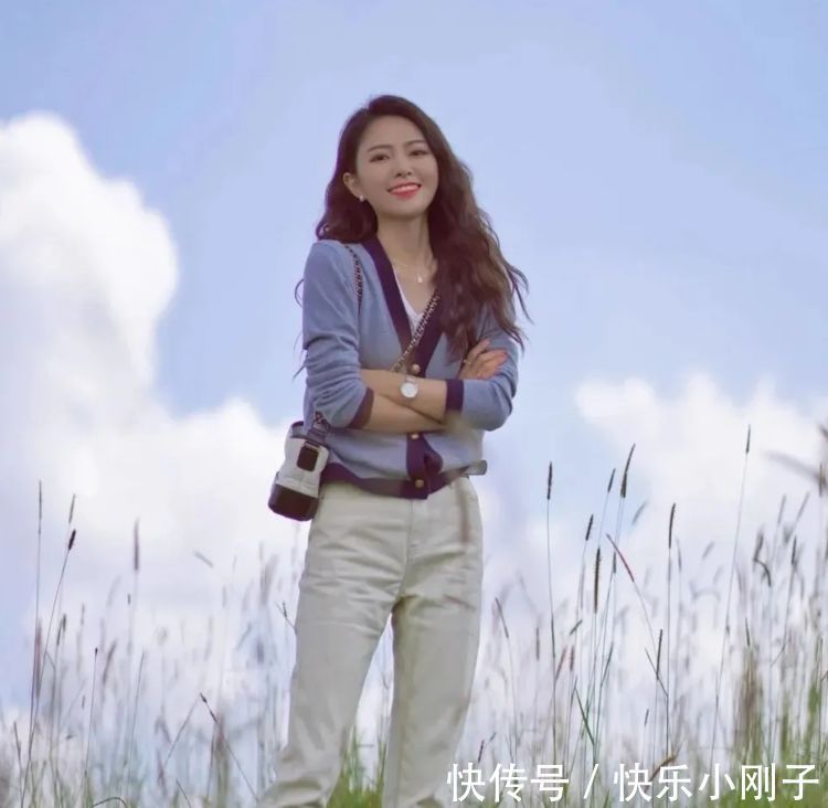 搭配 针织衫搭配直筒牛仔裤,浅蓝深蓝的搭配很高级,针织衫显瘦不少!