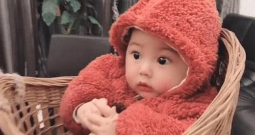 小跟班|“背篓舅舅”意外走红,带娃搓麻将两不耽误,宝宝的表情太可爱