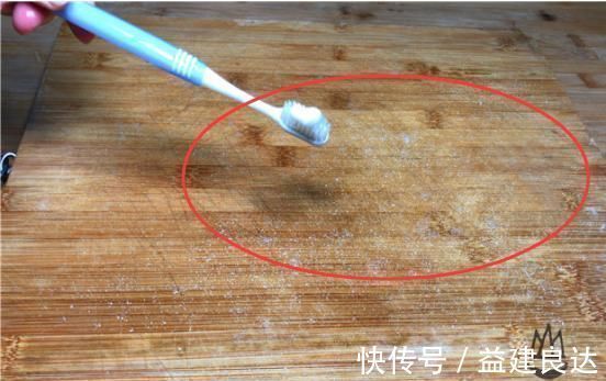 菜板脏了,万万不可用洗洁精洗,教你一招,立马干净如新还不发霉
