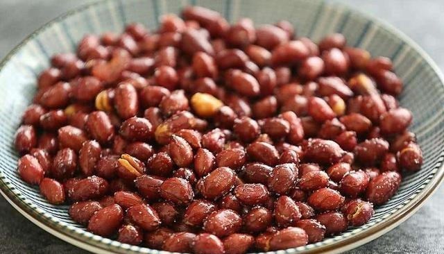 炒花生米，先倒油就错了！多加1步，花生米更酥脆，放1周都不回潮