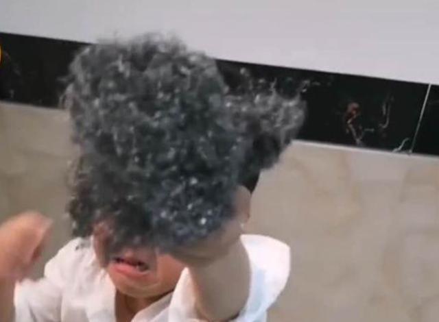 宝妈|帮爸爸搓澡被拒,儿子放声大哭超委屈,网友:这搓澡工具亮我一眼