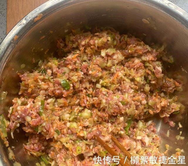 y黄瓜猪肉虾皮饺,皮包馅儿大,味道鲜美!