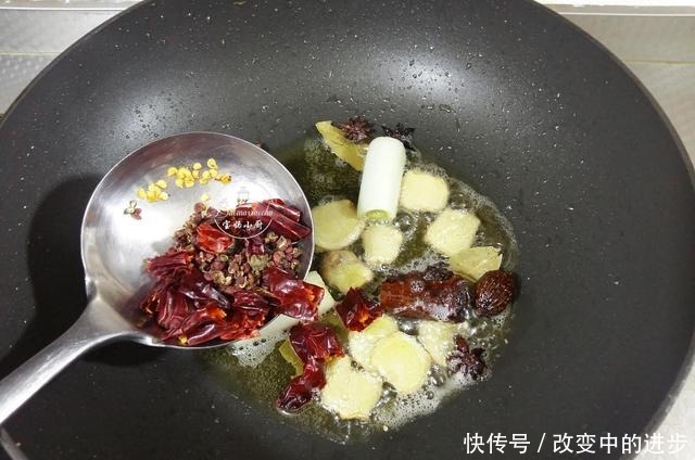 想吃麻辣鸭脖别再出去买,自己在家做,味道不输久久鸭,超简单