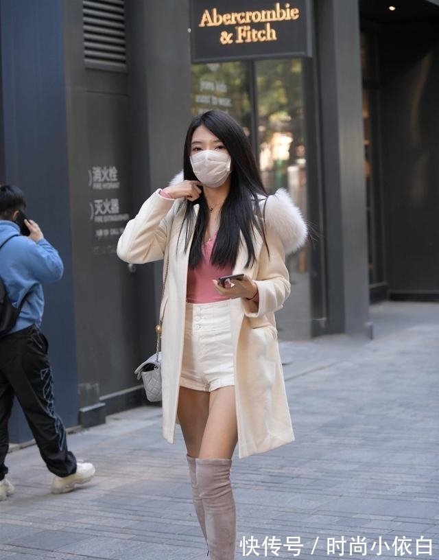 搭配 秋冬选择纯白色棉大衣，搭配粉色时髦吊带，展现魅力十足，减龄又实用