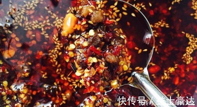 做辣椒油的时候，直接淋油肯定不对，大厨教你方法，又红又香