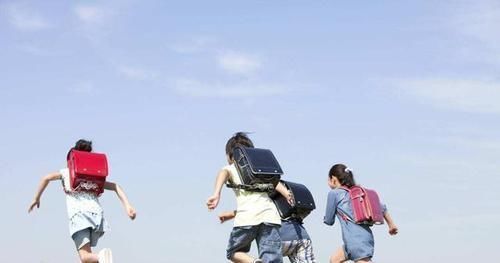 校园欺凌|“别再接孩子上下学,你在毁了他”,大学教授的提议,被家长怒怼