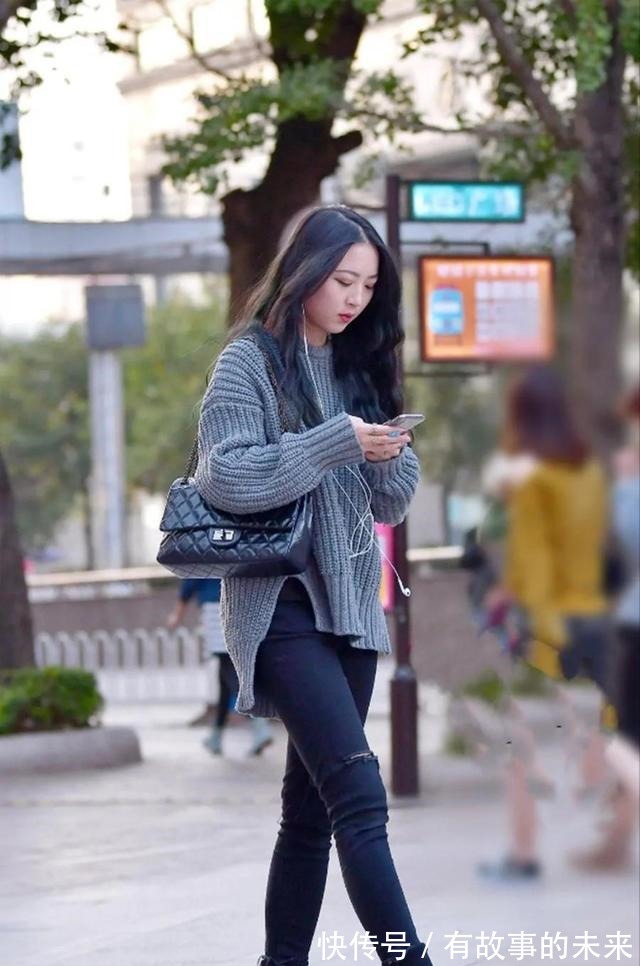 灰色 学生党怎么搭配灰色毛衣能显白的气质,还很显瘦!