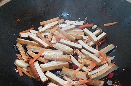 豆腐干|它是天然“通便菜”,三天两头吃,排出隔夜黑宿便,比开塞露强