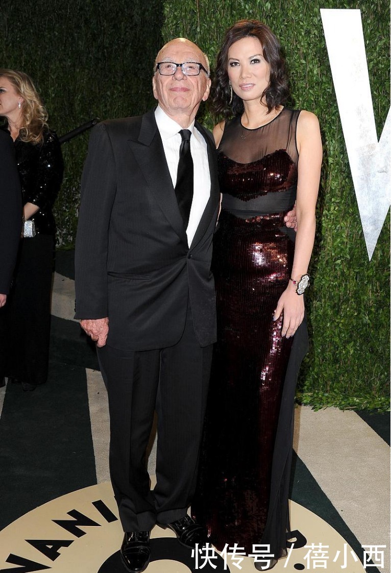 卷发|邓文迪换了个卷发洋气太多,穿亮片连衣裙真美,好身材大婶辈少见