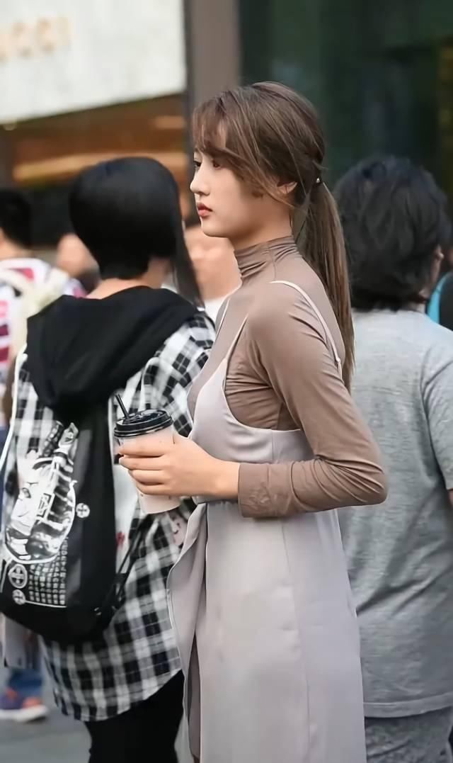 不错|街拍美女小姐姐太瘦不能穿紧身衣,美女被上衣勒出“一字骨”