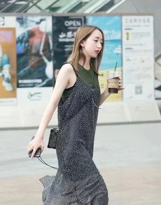 小姐姐|街拍长发飘飘的小姐姐,穿一袭吊带连衣裙,十分飘逸