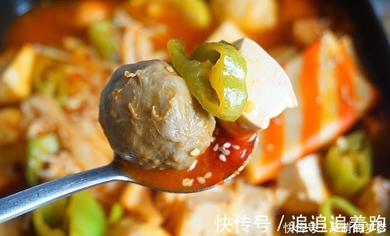 辣白菜|几天不吃就馋的韩式辣白菜火锅,比麻辣烫简单,全家吃光盘不浪费