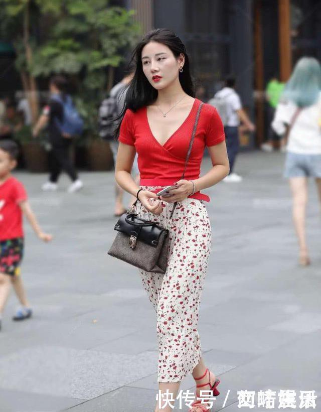 短裙|红酒系列衬衣+红色印花短裙，更显女性气质