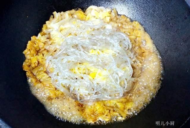 酸菜|一到冬天就馋这菜,荤素一锅出,酸爽开胃营养丰富,暖身身体棒