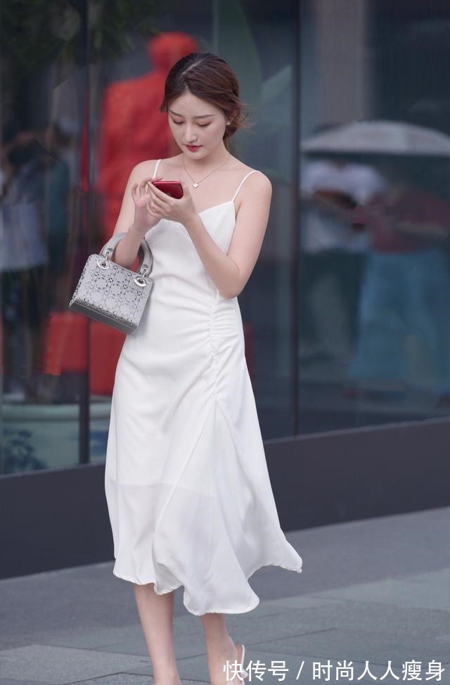 小姐姐 白色吊带连衣裙搭配透明高跟鞋，时尚感爆棚，穿出优雅的气质！