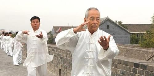 广场舞|70岁的老年人，经常做3个运动，活到90岁也不是大问题