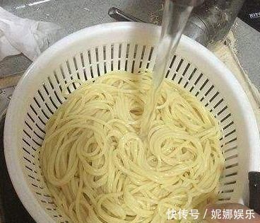 面馆伙计透露煮面时没有加“它”,会黏糊难吃原来我一直煮错