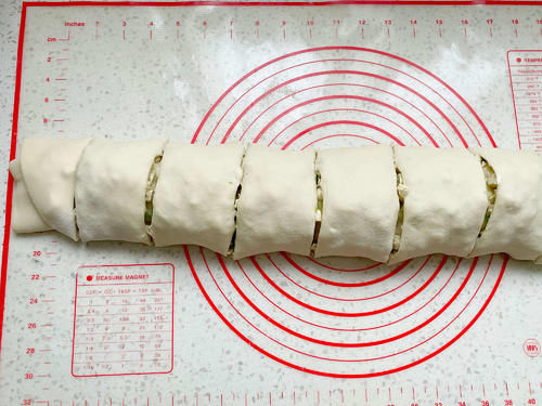 老妈闺女家小住，点餐要求吃菜卷子，女儿蒸了两大锅，全家吃美了