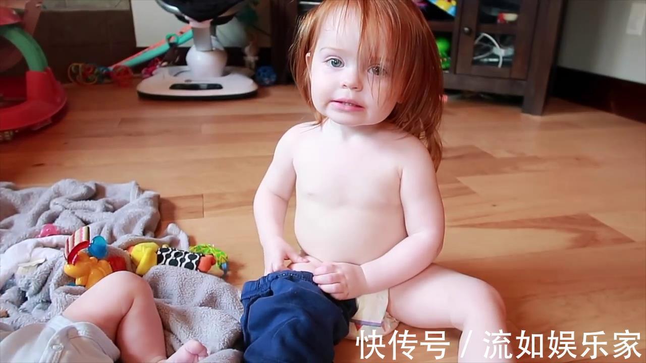 熟悉的味道|1岁半萌娃第一次帮5月大弟弟的忙,下一刻小家伙的反应,好玩了