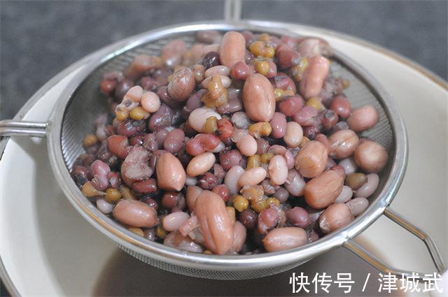 儿子爱上这早餐，粉粉糯糯特松软，10分钟连碗端上桌，好吃！