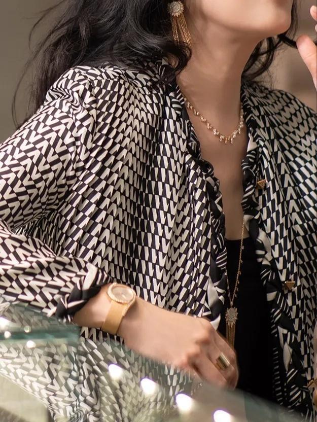贵妇|章小蕙不愧是“贵妇”,穿黑白印花外套成熟稳重,气场全开好惹眼
