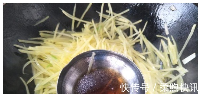 炒土豆丝时,放醋方法有讲究,教你1招,土豆丝酸香不呛口!