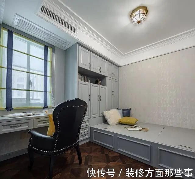 玄关|138平三居室没有玄关进门就是客厅,蓝灰色收纳柜,看起来很有质感