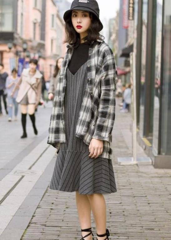 紧身裤|街拍优雅靓丽的小姐姐,绿色上衣搭配黑色紧身裤,美丽又动人