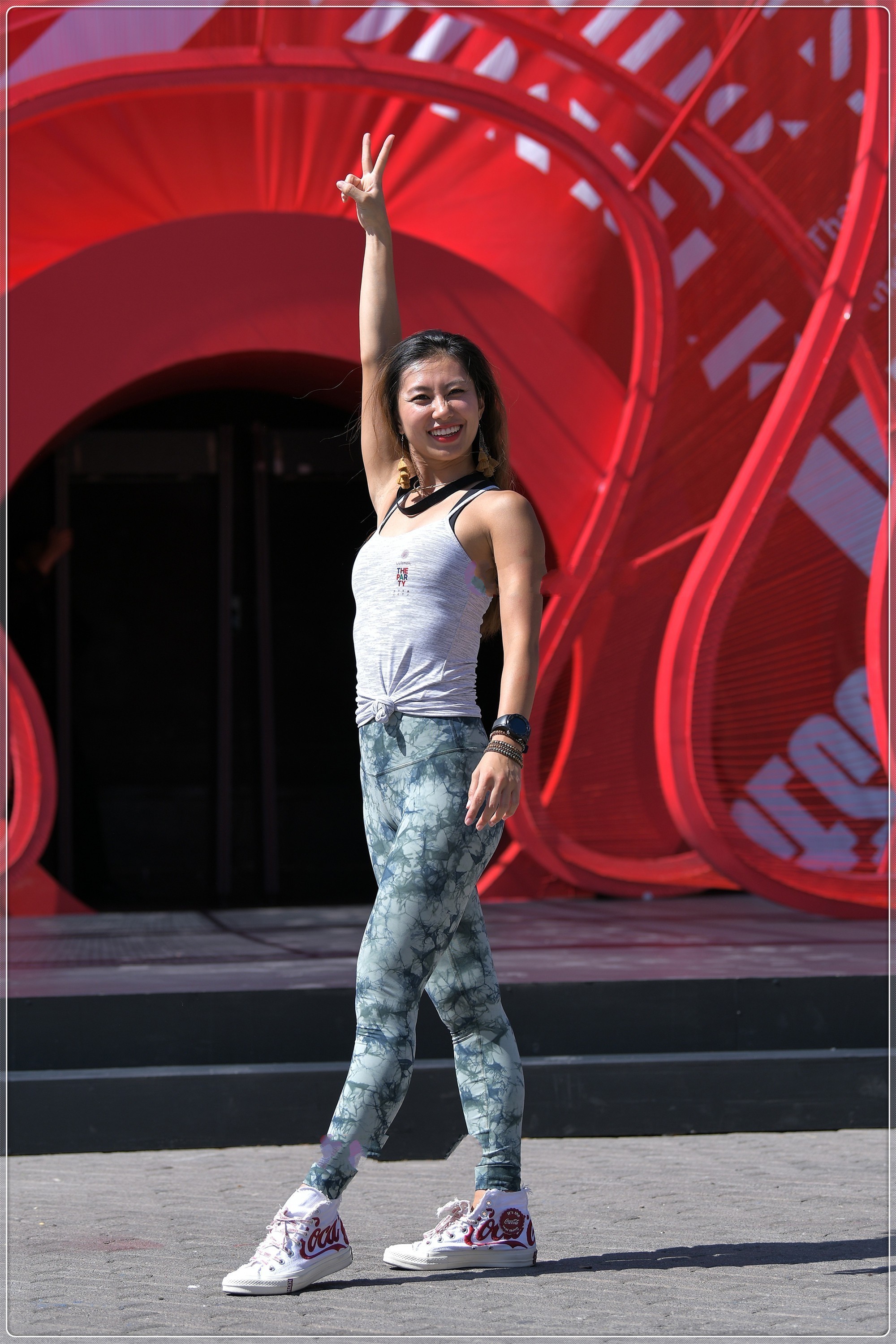 好身材 浅灰色背心搭配迷彩健美裤,清凉舒适,凸显好身材