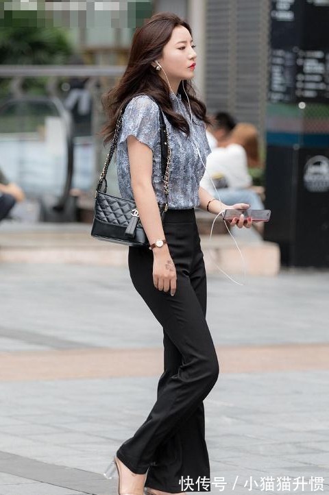 牛仔裤 破洞牛仔裤搭配黑色皮质短靴，时尚靓丽，酷飒有型