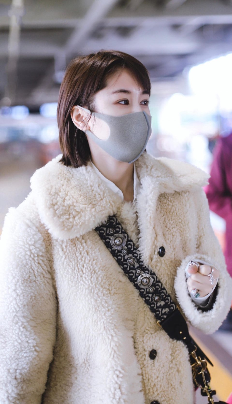 暖白色 明星时尚穿搭,白色羊羔毛大衣保暖又时髦,斜跨小包超有范儿