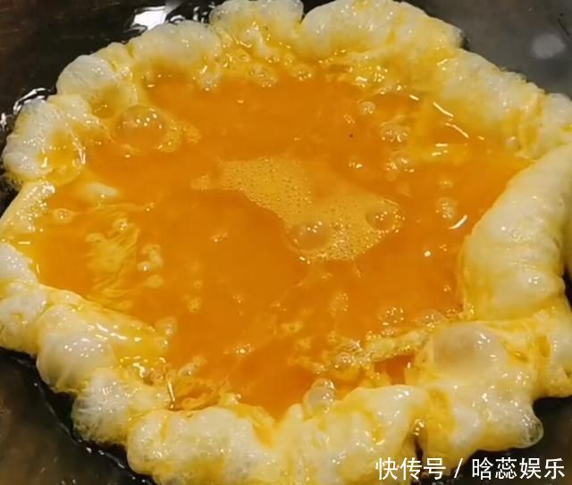“苦瓜炒鸡蛋”不苦,有诀窍,出锅后色泽鲜亮,营养美味