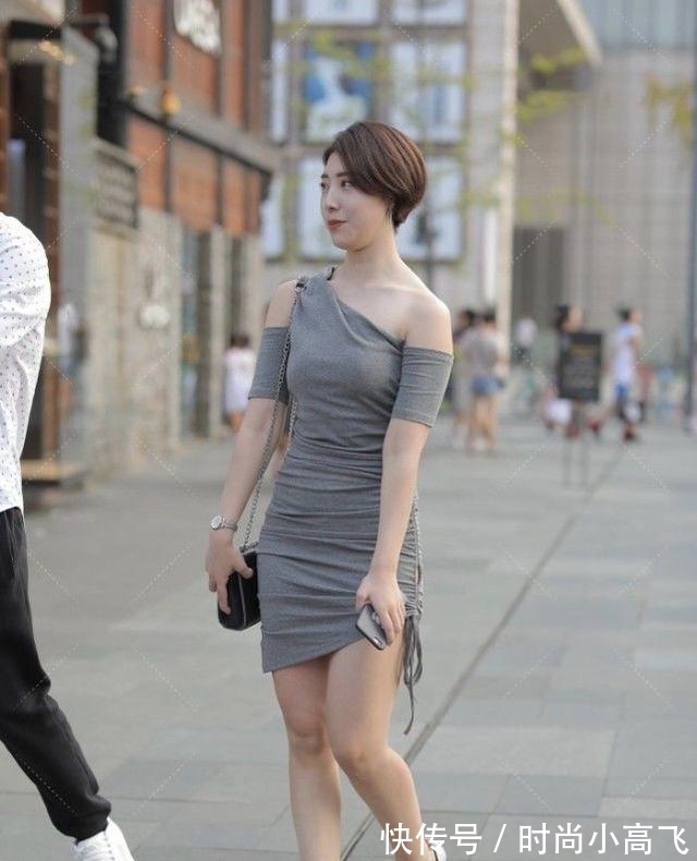 女孩们 淡褐色修身连衣裙搭配束脚高跟鞋,时尚精致,优雅大方