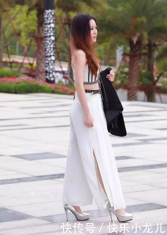  气质|街拍美女一条网纱元素的半身裙搭配一双高跟鞋，气质翻倍