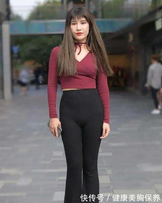 小蛮腰 黑色打底裤搭配时尚红色上衣,穿出满满的少女气息,打造穿搭!