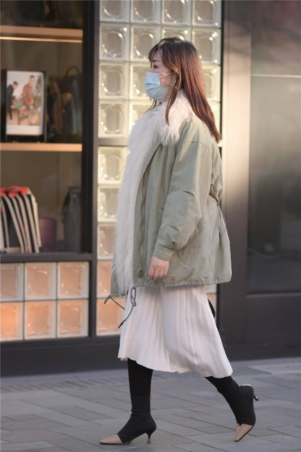 街拍:喜欢高跟短靴的姑娘很多,尖头细跟款式更受青睐,增高显瘦有气质