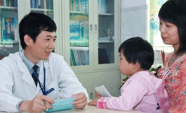 乐得|“最惨宝宝”打预防针走红,孩子哭得稀里哗啦,爸爸乐得合不拢嘴