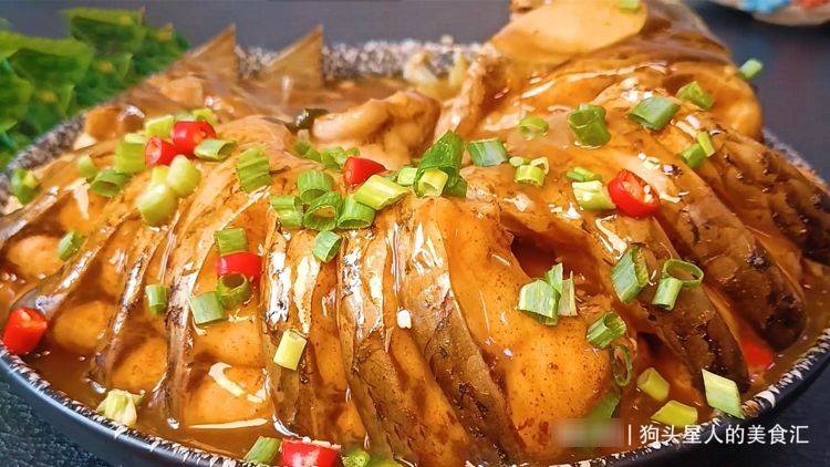 把一条鱼放进电饭锅里，不加一滴水，出锅太香了，肉嫩味道香