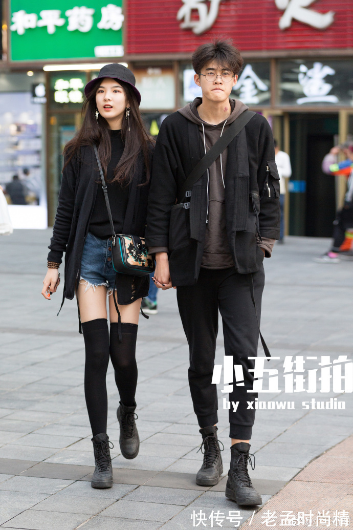 条纹|街拍,条纹衬衫搭配黑色百合裙,清新又时尚