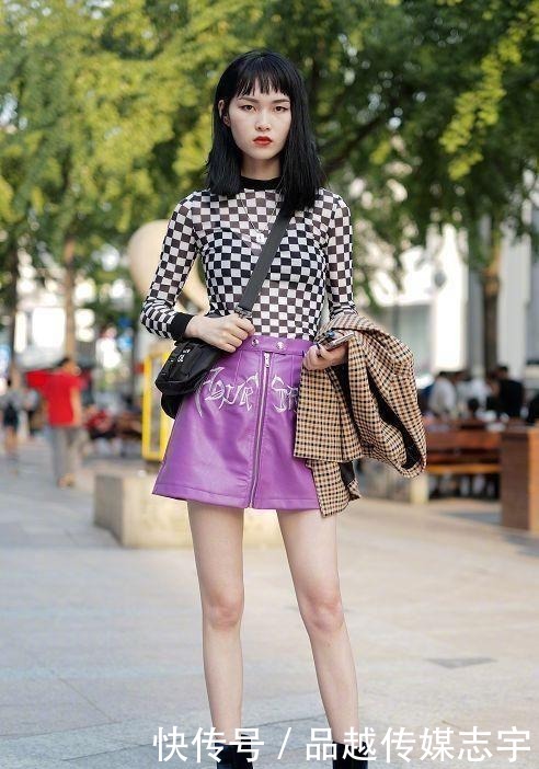 美女|街拍:兰质蕙心的美女,一件黑色上衣配打底裤,穿出时尚的魅力