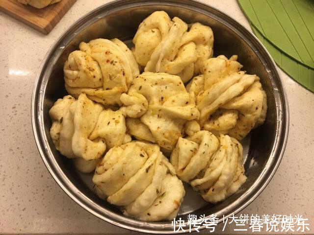 早饭别吃馒头了,花卷加入此物,早餐店也买不到,吃一个回味无穷