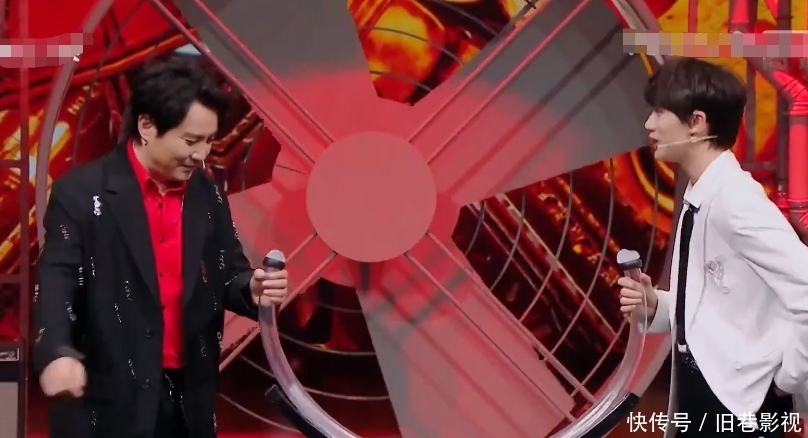 沈腾玩游戏被狂滋水,汪峰沈涛当场大笑,关晓彤的举动却好暖