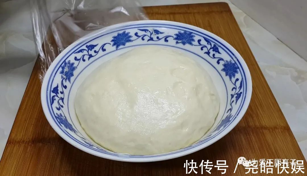 1袋牛奶,4勺面粉,不用一滴水,个个金黄酥脆,出锅孩子都抢着吃