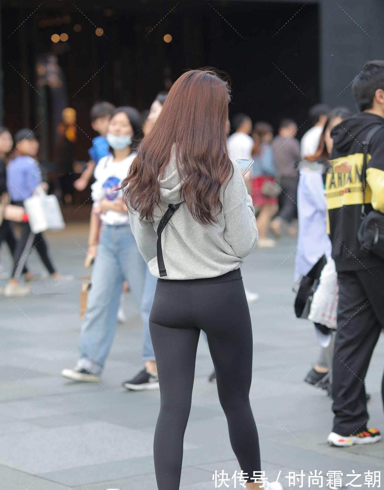 灰色 浅花灰小款连帽卫衣,搭配黑色高腰弹力裤,休闲清爽搭配